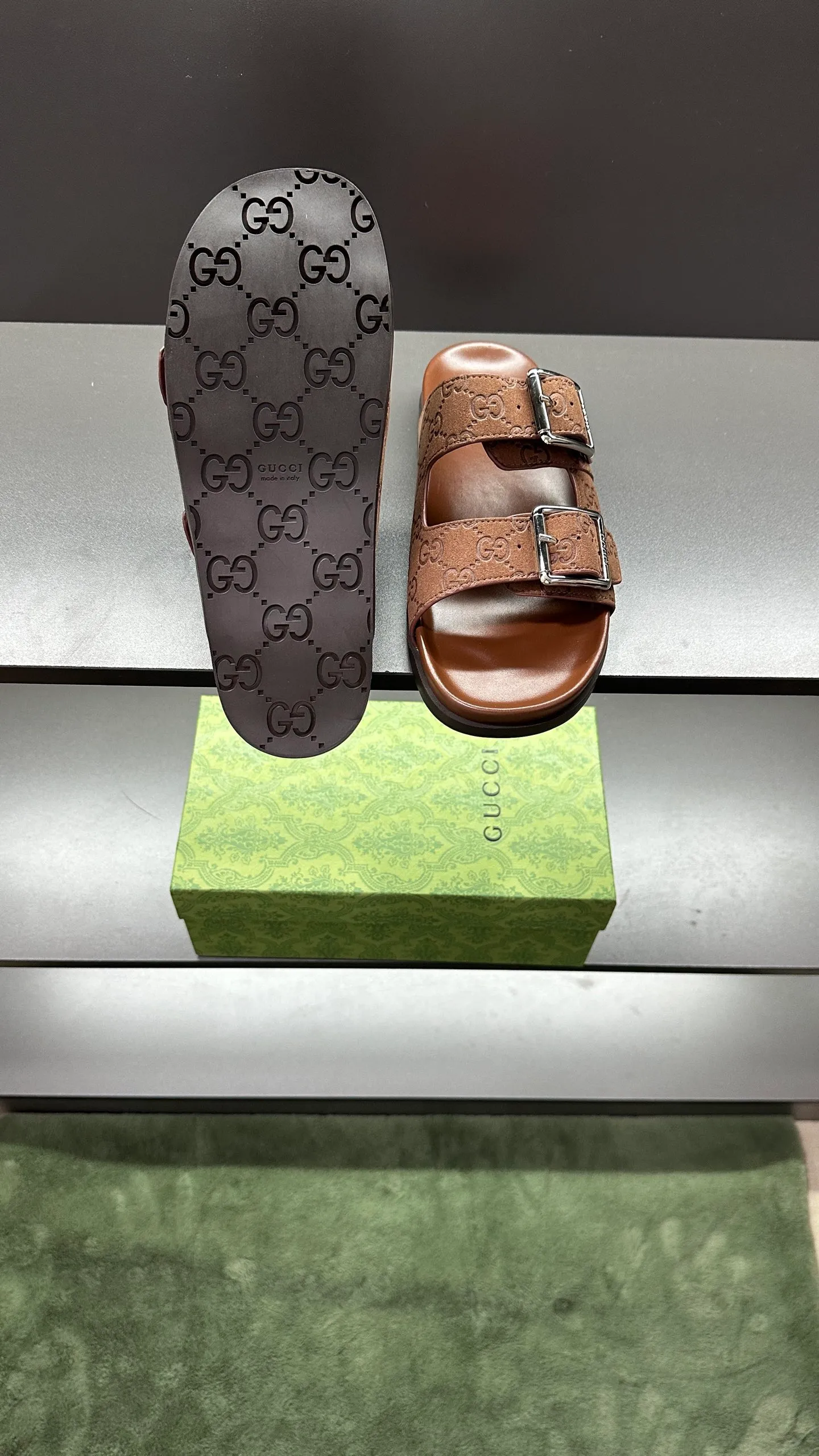 [G Home New Style] P: 320💰Men's size 39~45, (46. Customized) This slipper is made of GG polyester fiber and is decorated with a Gucci label on the front, which adds a striking logo feel to the style. "Gucci Made in Italy" stamped label Rubber sole Flat Made in Italy